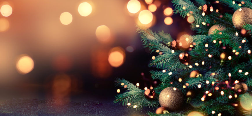 Decorated,Christmas,Tree,On,Blurred,Background.