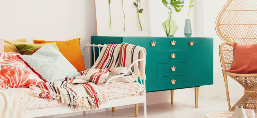 Green,Cabinet,With,Crown,Shape,Handle,In,The,Middle,Of